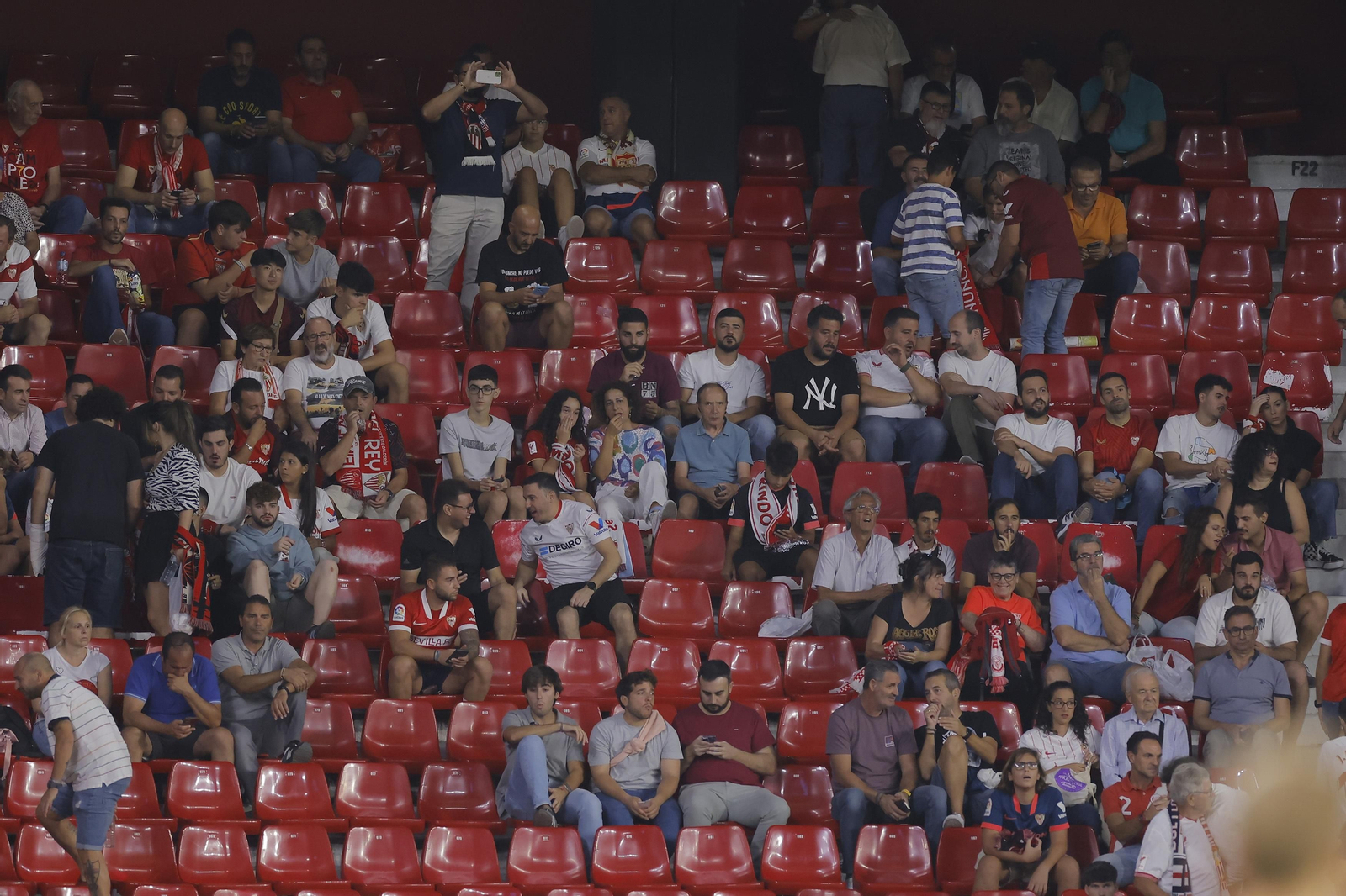 Búscate en las fotos del Sevilla-Lens