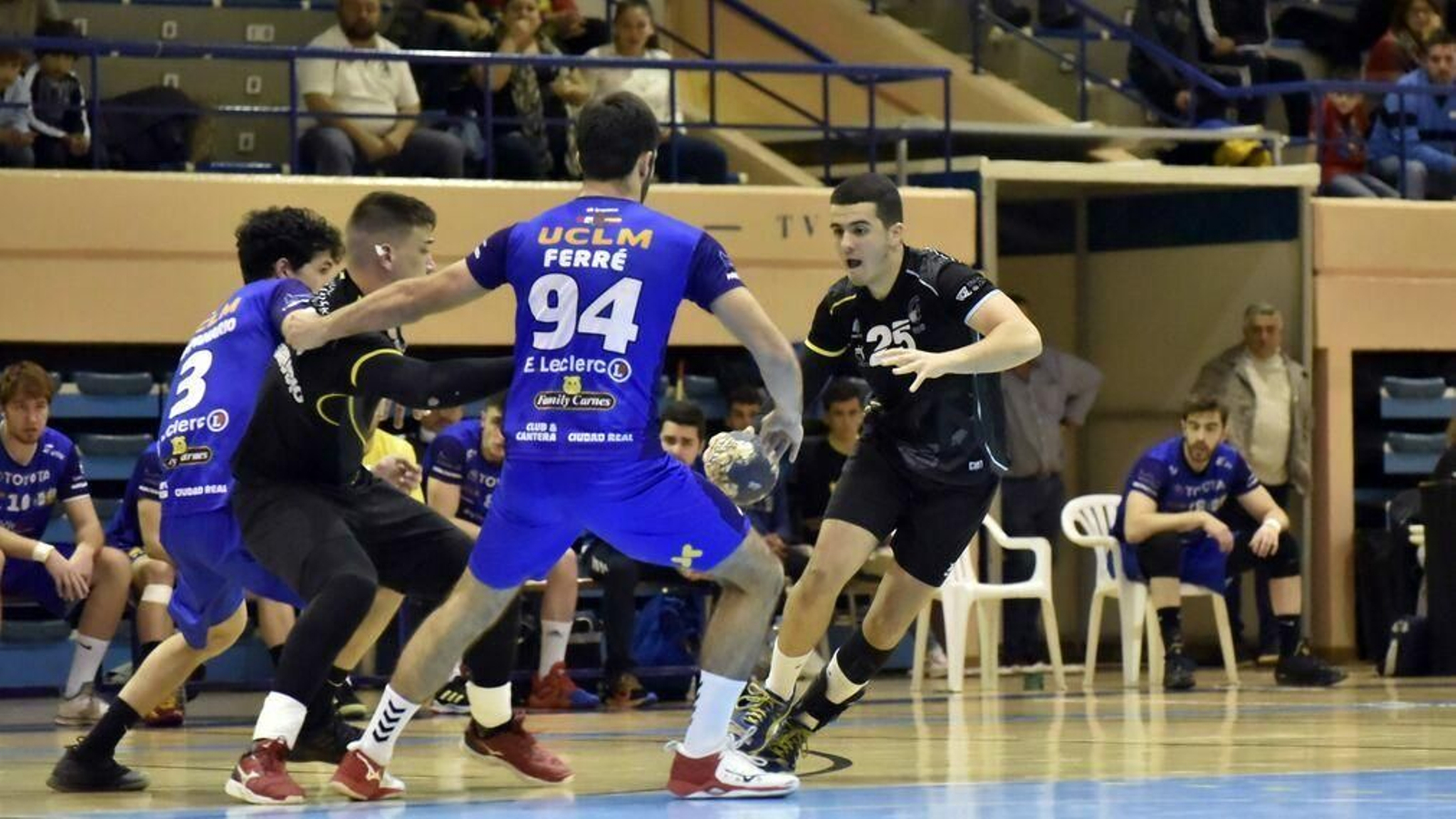 El canterano Pepe García (derecha) en el partido ante Ciudad Real.