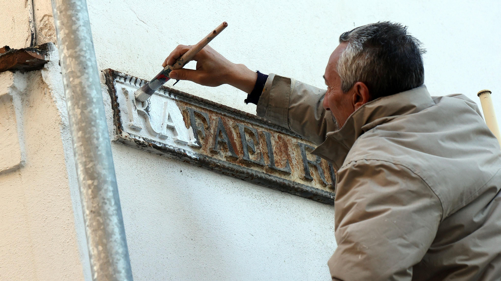 Trabajos de restauración del callejero de Jerez