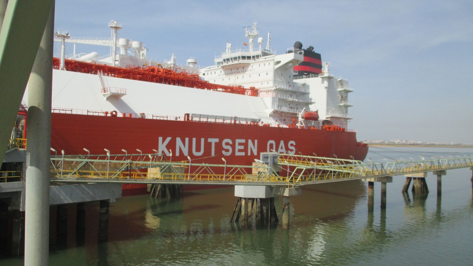 Imagen del primer buque con gas procedente de Estados Unidos que llegó a Huelva.