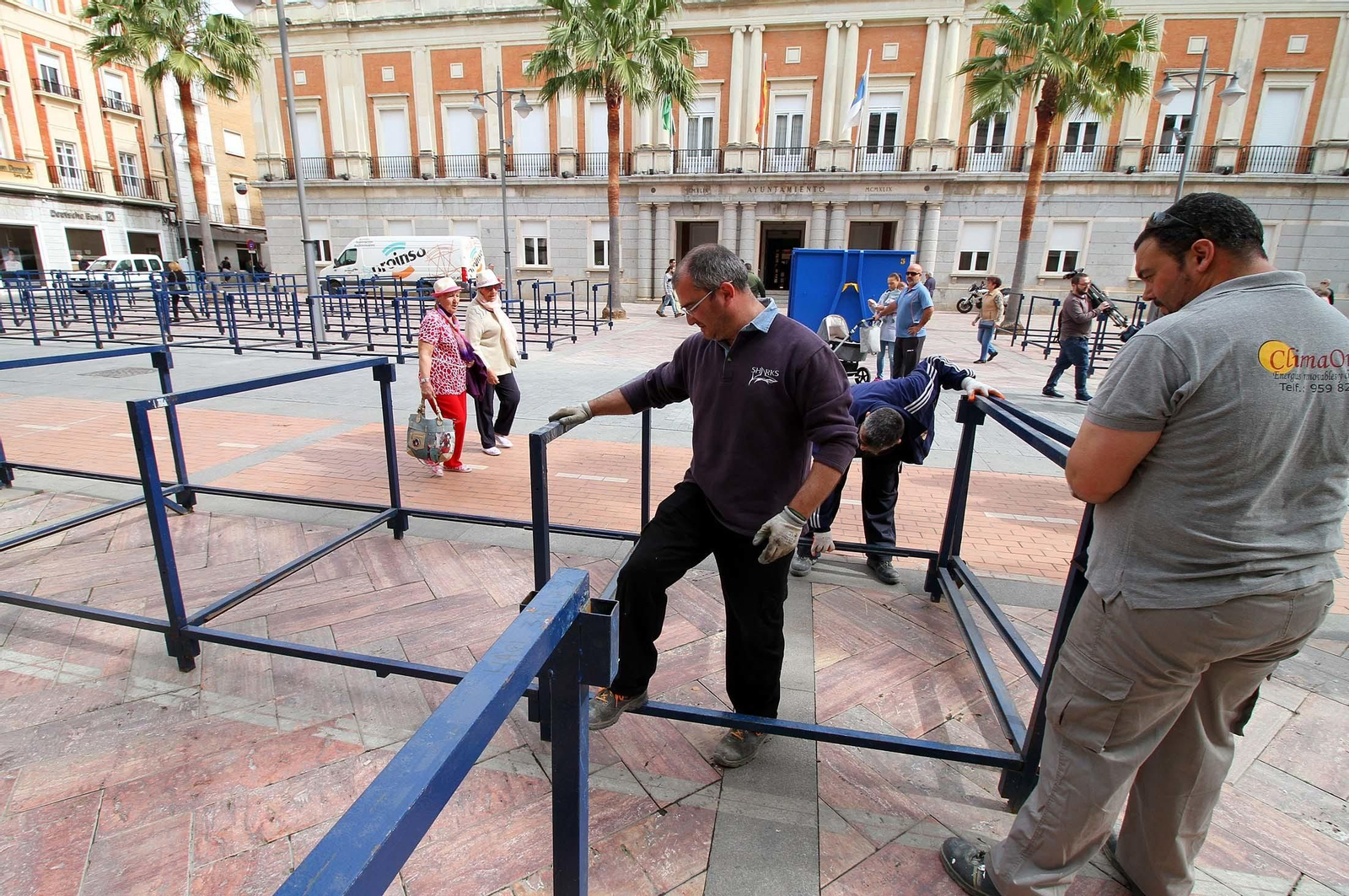 Imágenes del montaje de los palcos para la Semana Santa onubense