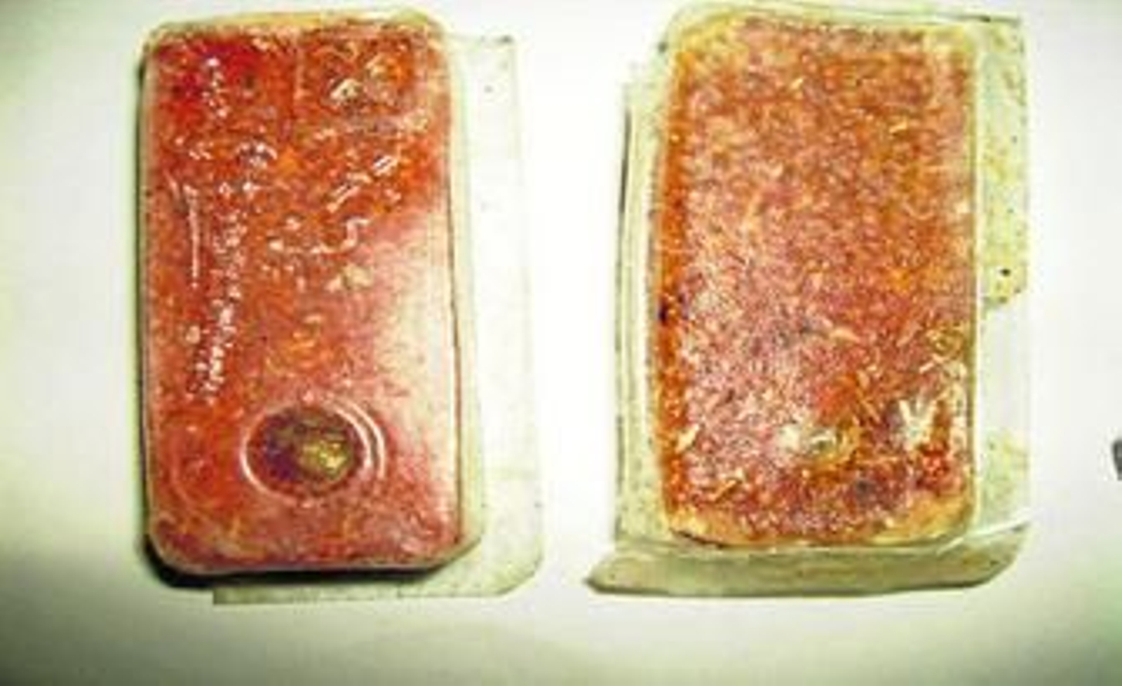 Imagen de las pastillas utilizadas para acabar con palomas en los parterres de algunas plazas de Cádiz.