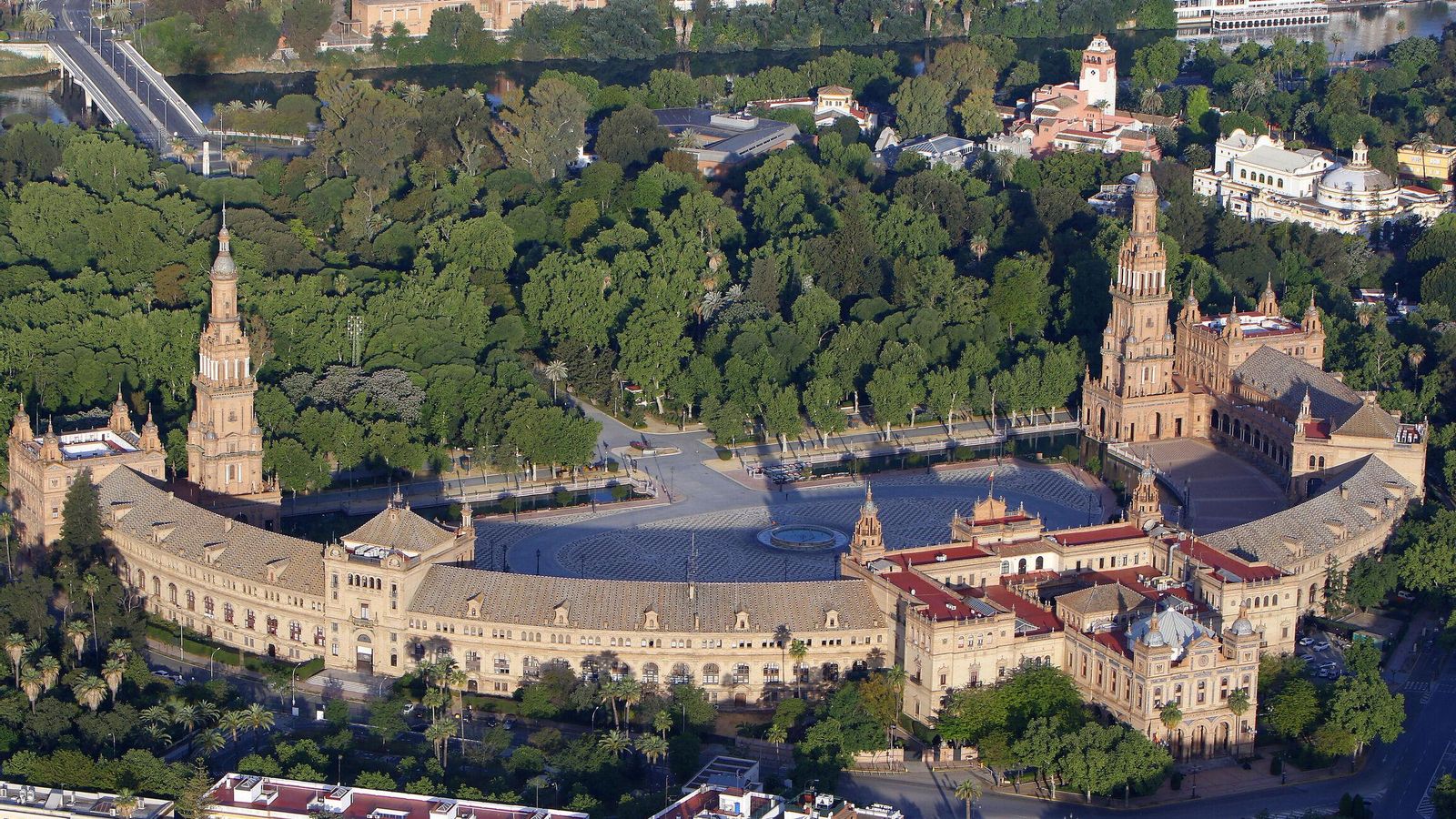 La Plaza de España y el Parque de María Luisa desde un globo aerostático.