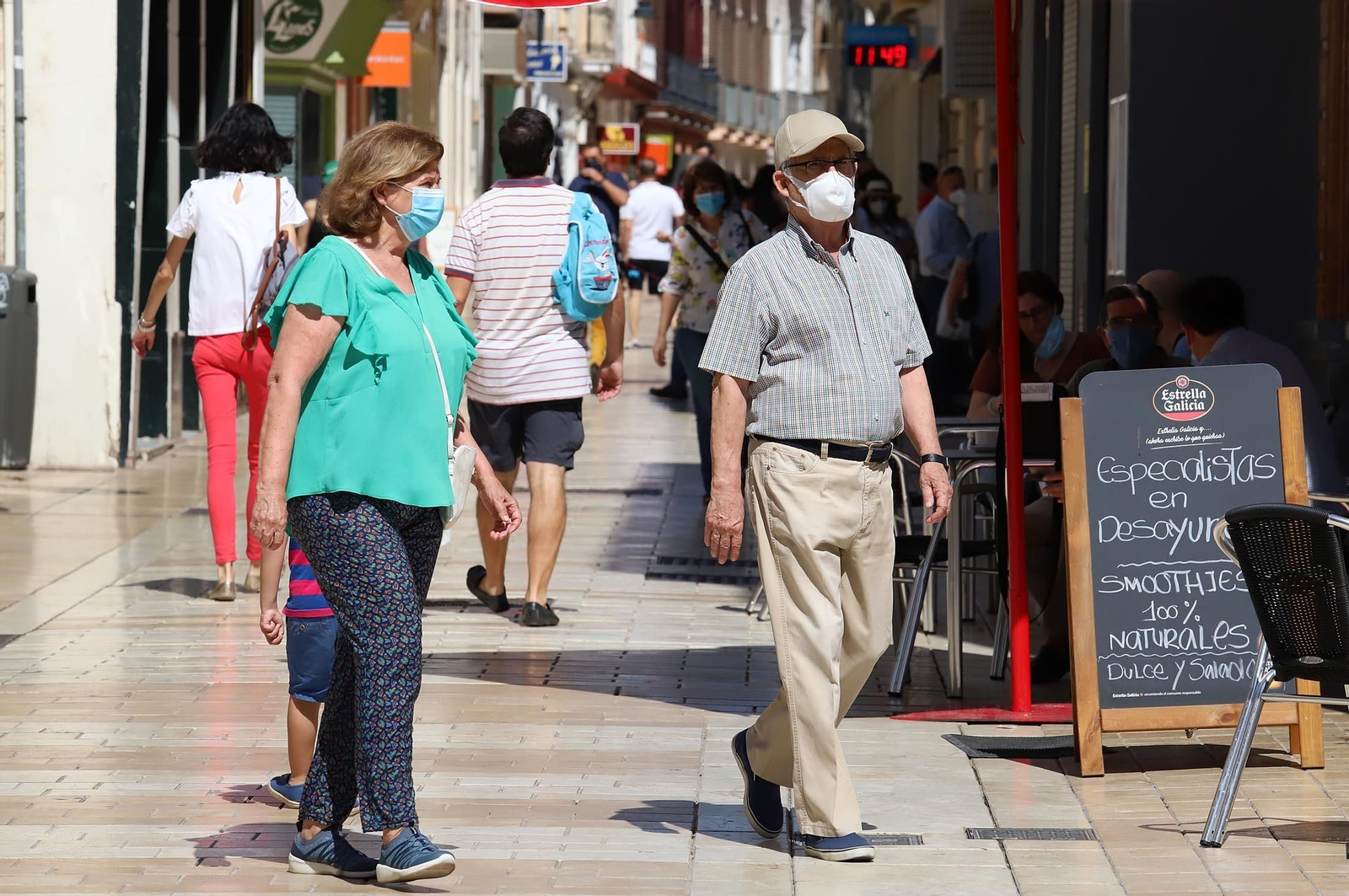 Varias personas pasean por Huelva en un día de calor.