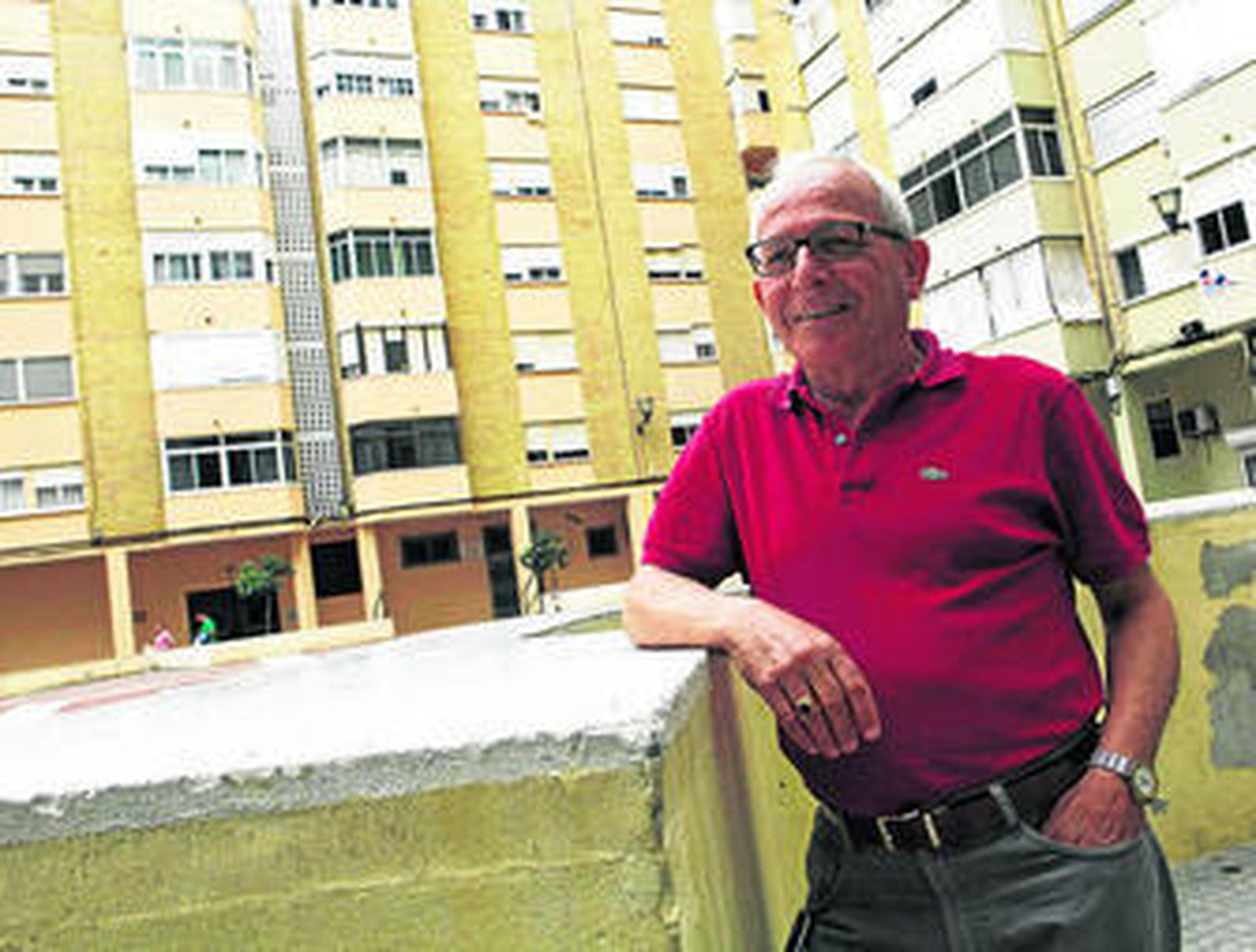 Manuel Cornejo Clavijo en la plaza de Los Porches, donde está la AVV que preside.