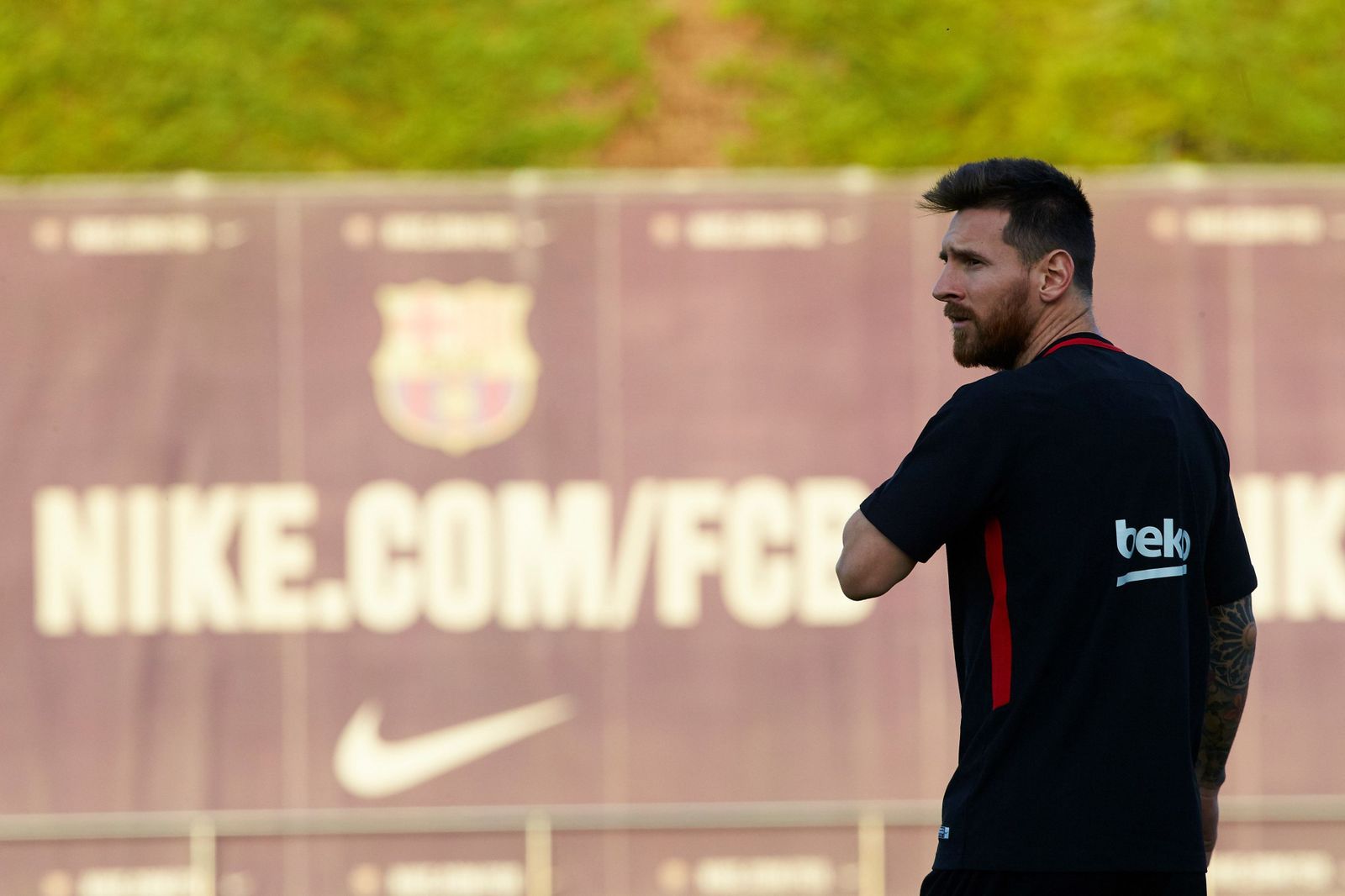 Lionel Messi salta al césped de la ciudad deportiva para entrenarse con el resto de sus compañeros.