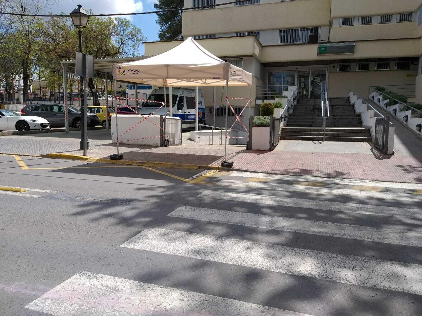 Carpa instalada junto al centro de salud de Lucena.