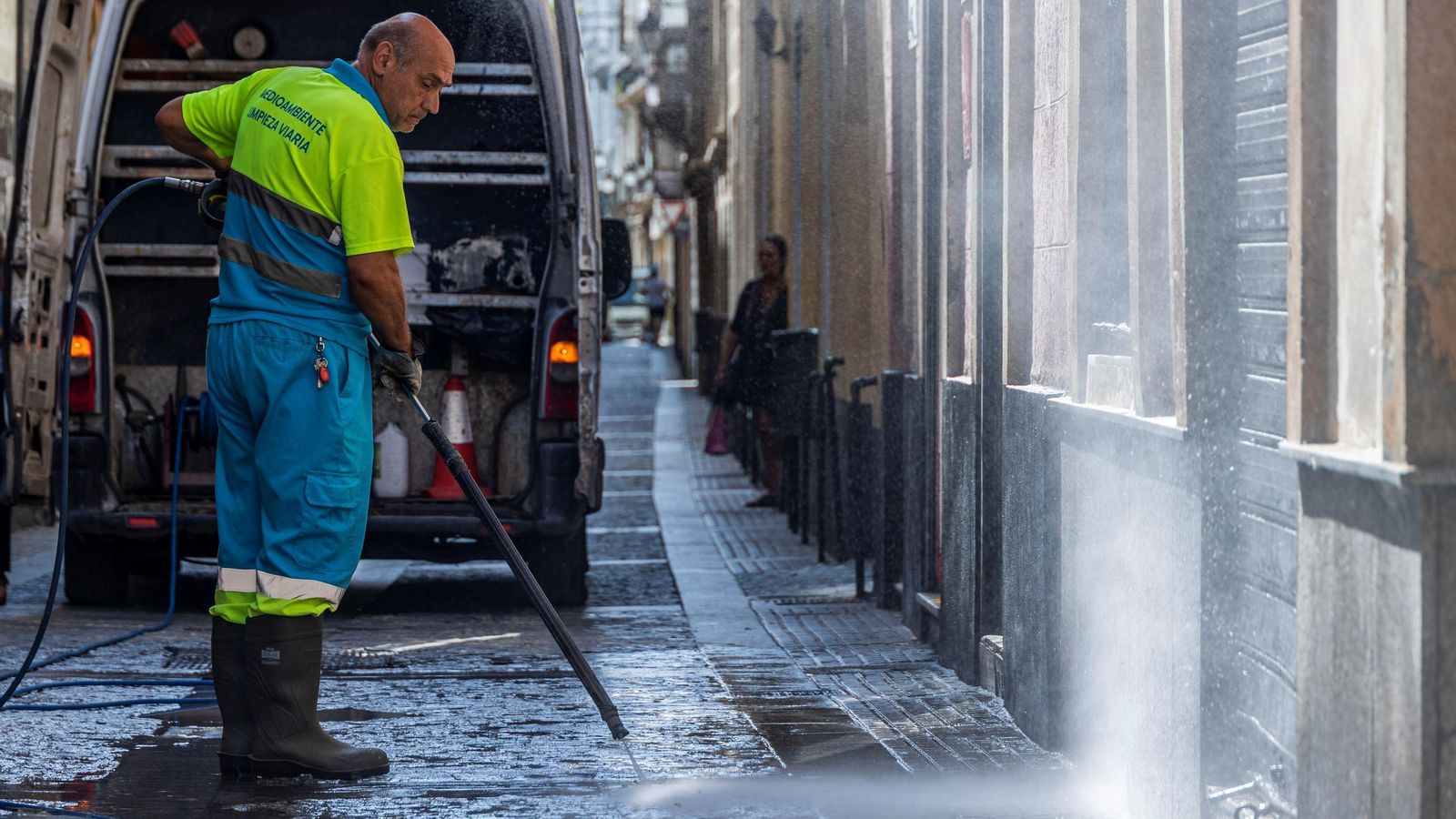 Un operario de la limpieza de Cádiz, empleando agua a presión. Un operario de la limpieza de Cádiz, empleando agua a presión.