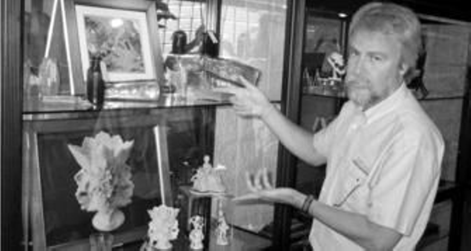 Greg Stemm, uno de los responsables de Odyssey, muestra objetos recuperados en distintas operaciones.