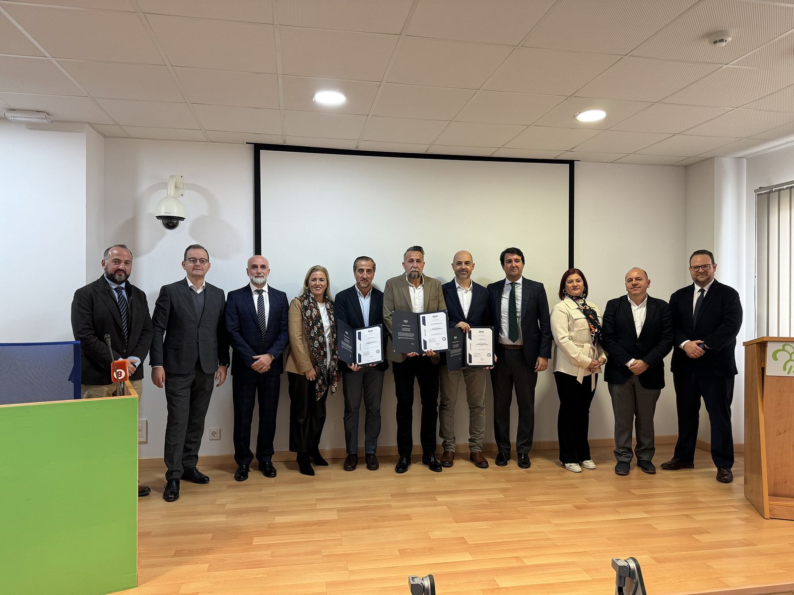 El acto de entrega de la certificación.