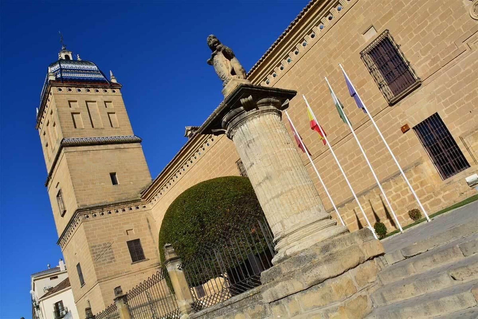Su gran fachada tiene una amplia lonja adornada por cuatro columnas dóricas con leones asentados que sostienen el escudo del fundador. El Hospital de Santiago de Úbeda: un palacio lleno de cultura