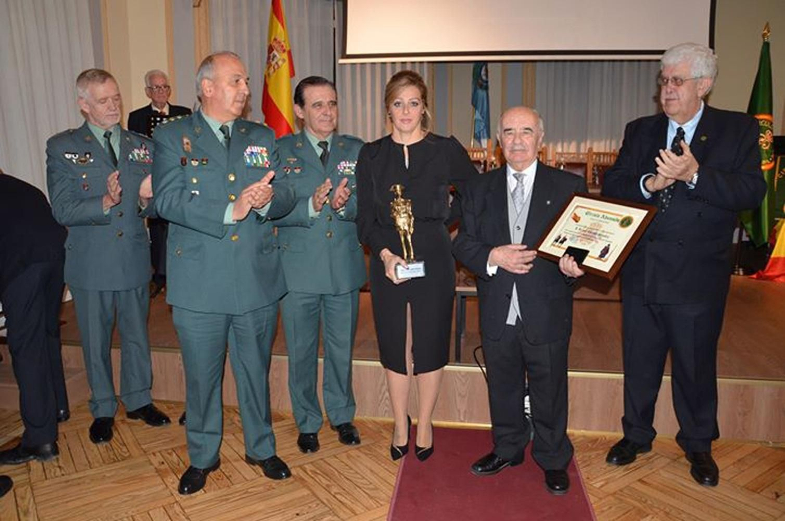 Eva Calvo, viuda de Fermín Cabezas, recoge el reconocimiento en presencia del coronel jefe de la Comandancia de Algeciras, Jesús Núñez.