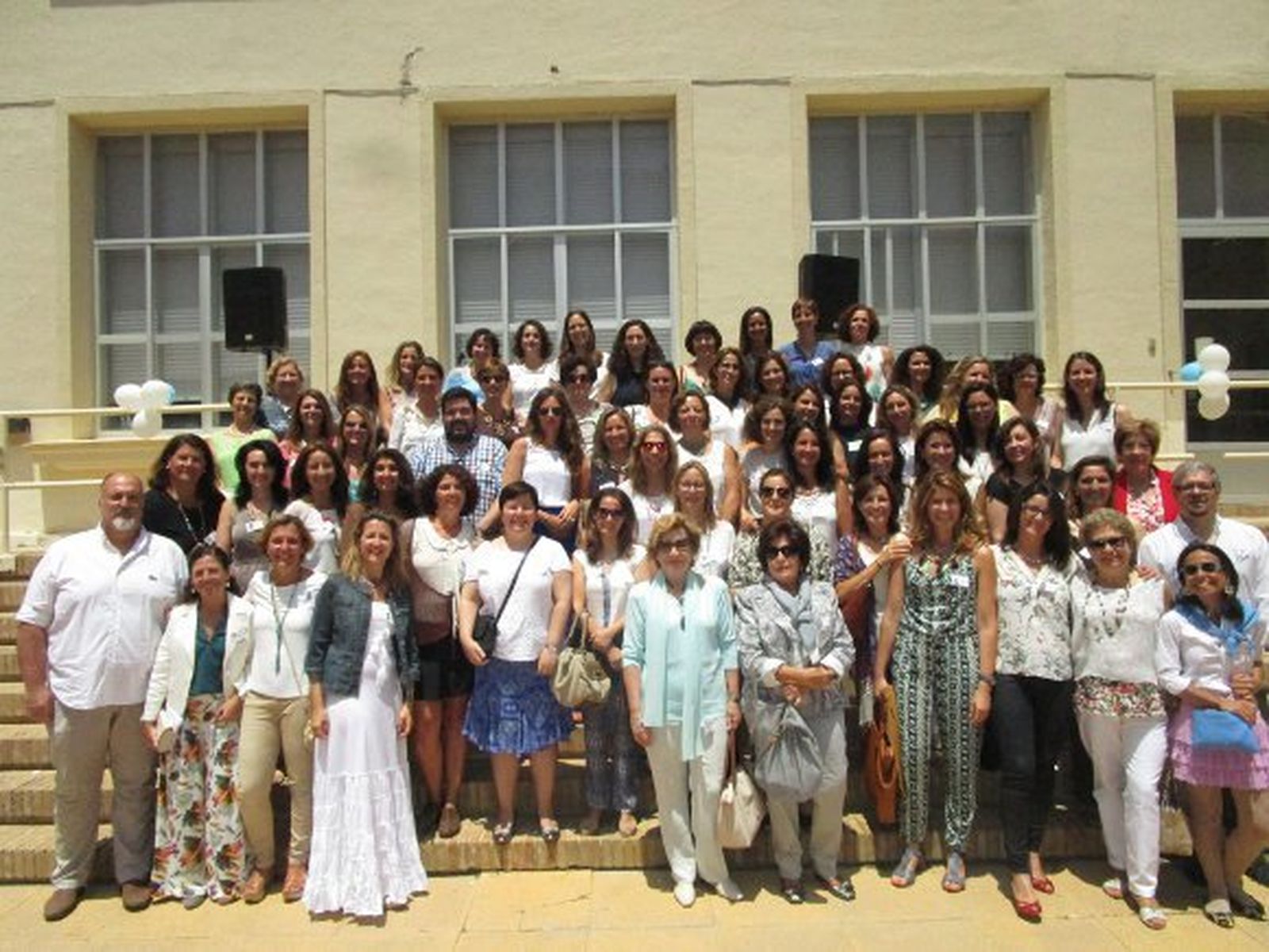 La promoción de 1990  de antiguas alumnas de las Esclavas del Sagrado Corazón de Cádiz, junto con sus profesores durante la celebración de los veinte y cinco años de la salida del colegio, tras finalizar la ceremonia religiosa oficiada por el padre Jesús García Cornejo.   Foto: Ignacio Casas de Ciria