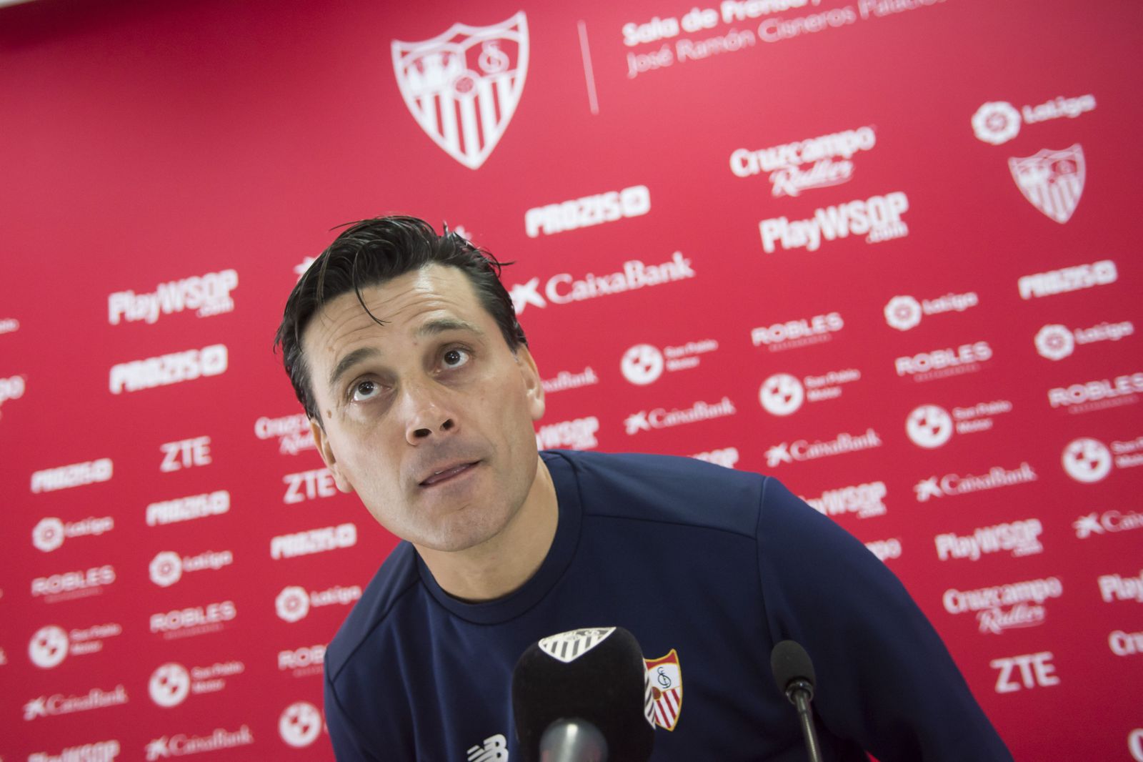 Montella se dispone a atender a la prensa en la ciudad deportiva.