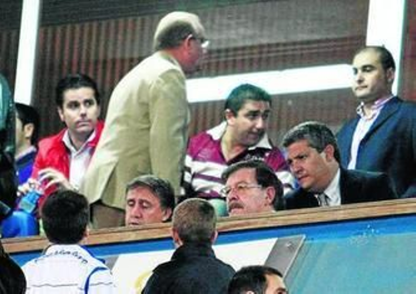 Mendoza y Dumois aguantan las protestas desde el palco.