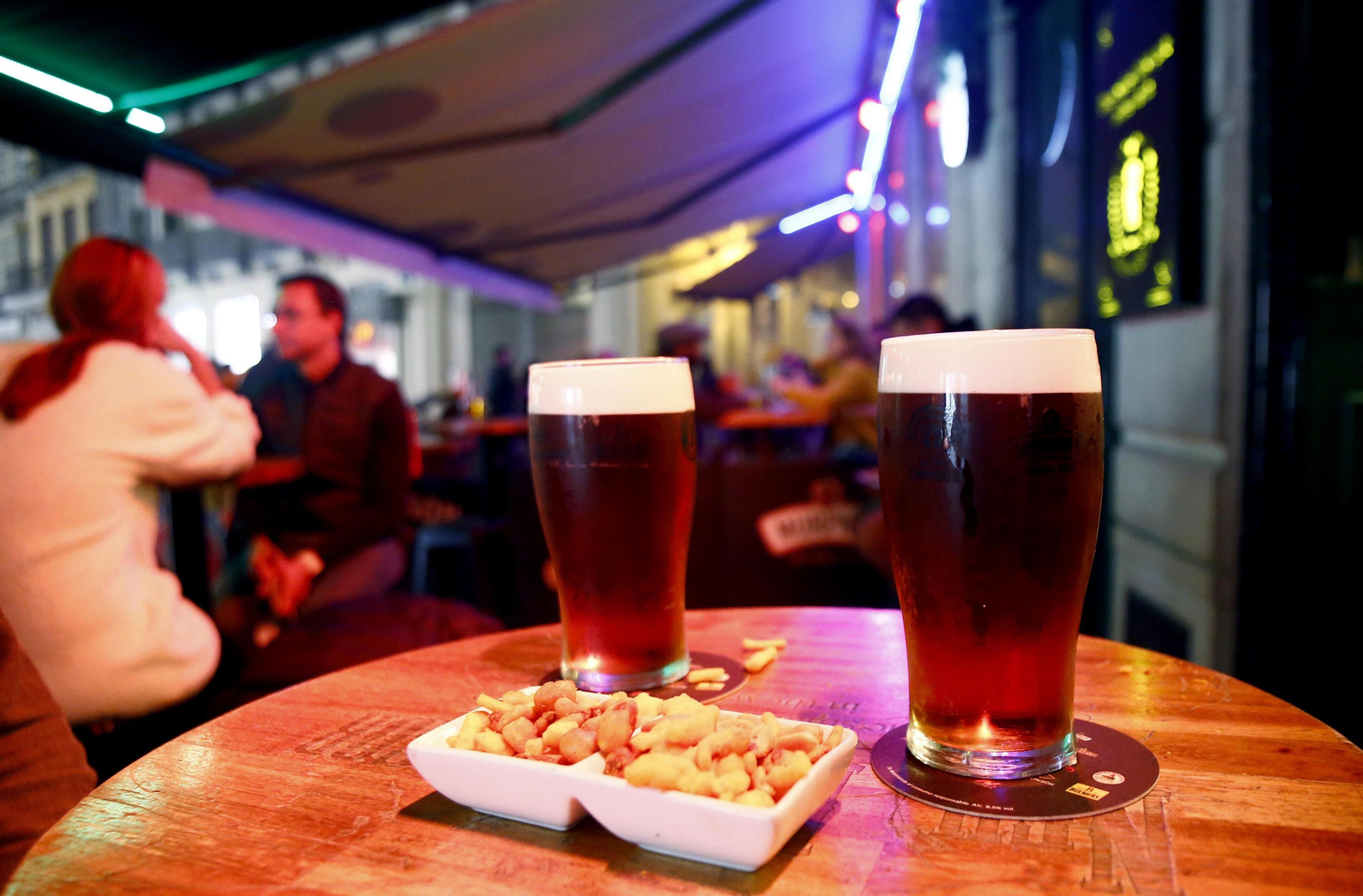 Dos cañas sobre una mesa.