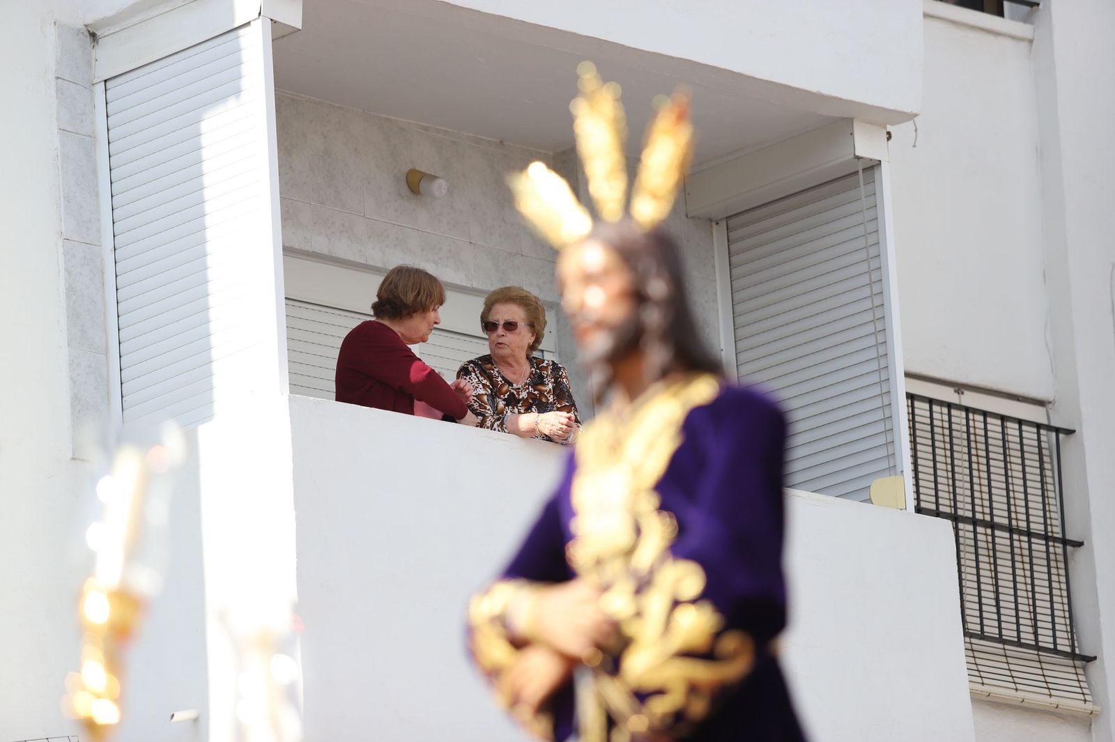 Imágenes del recorrido de la Hermandad del Cristo Cautivo de Huelva