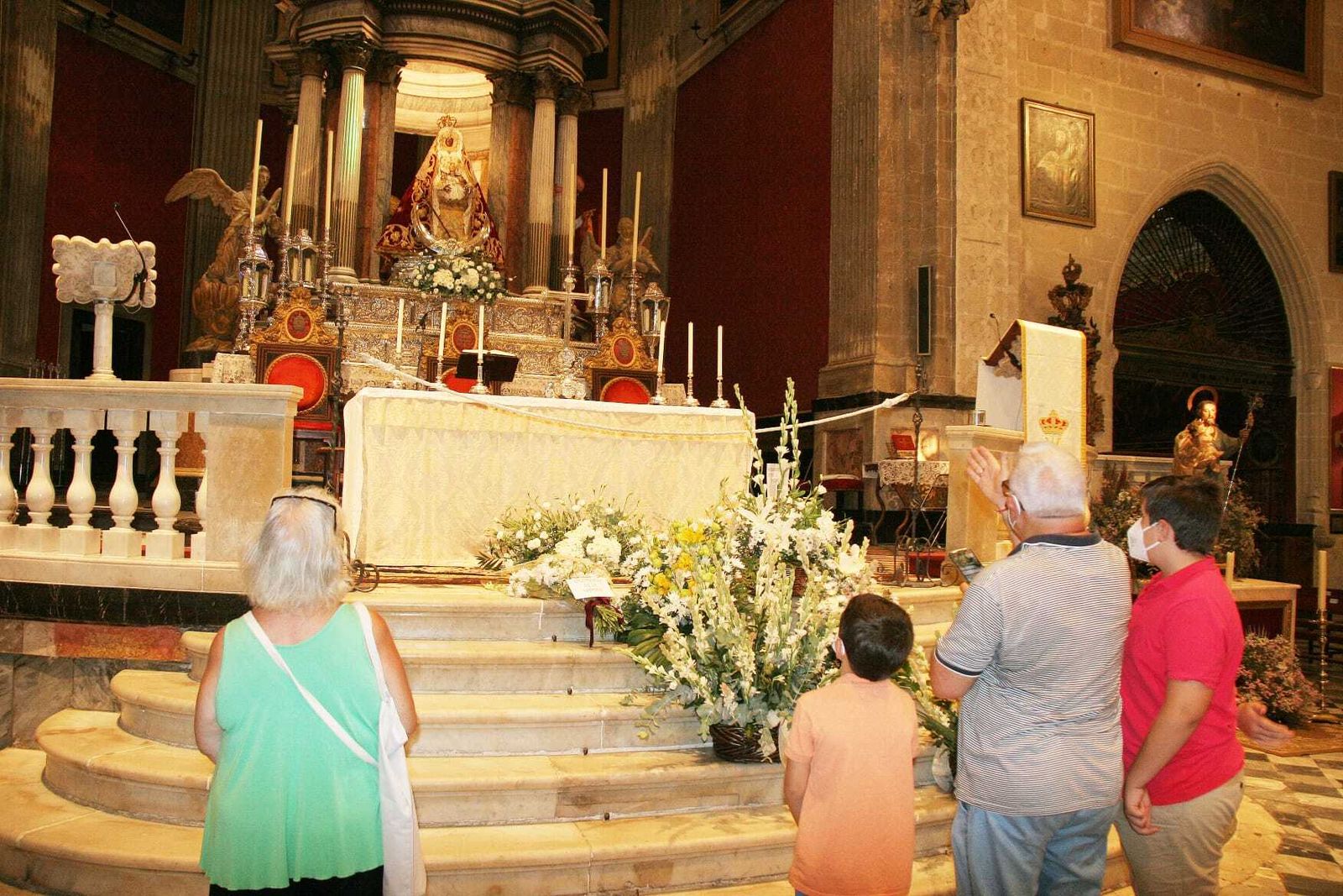 La ofrenda floral realizada en la Iglesia Mayor Prioral durante todo el martes.