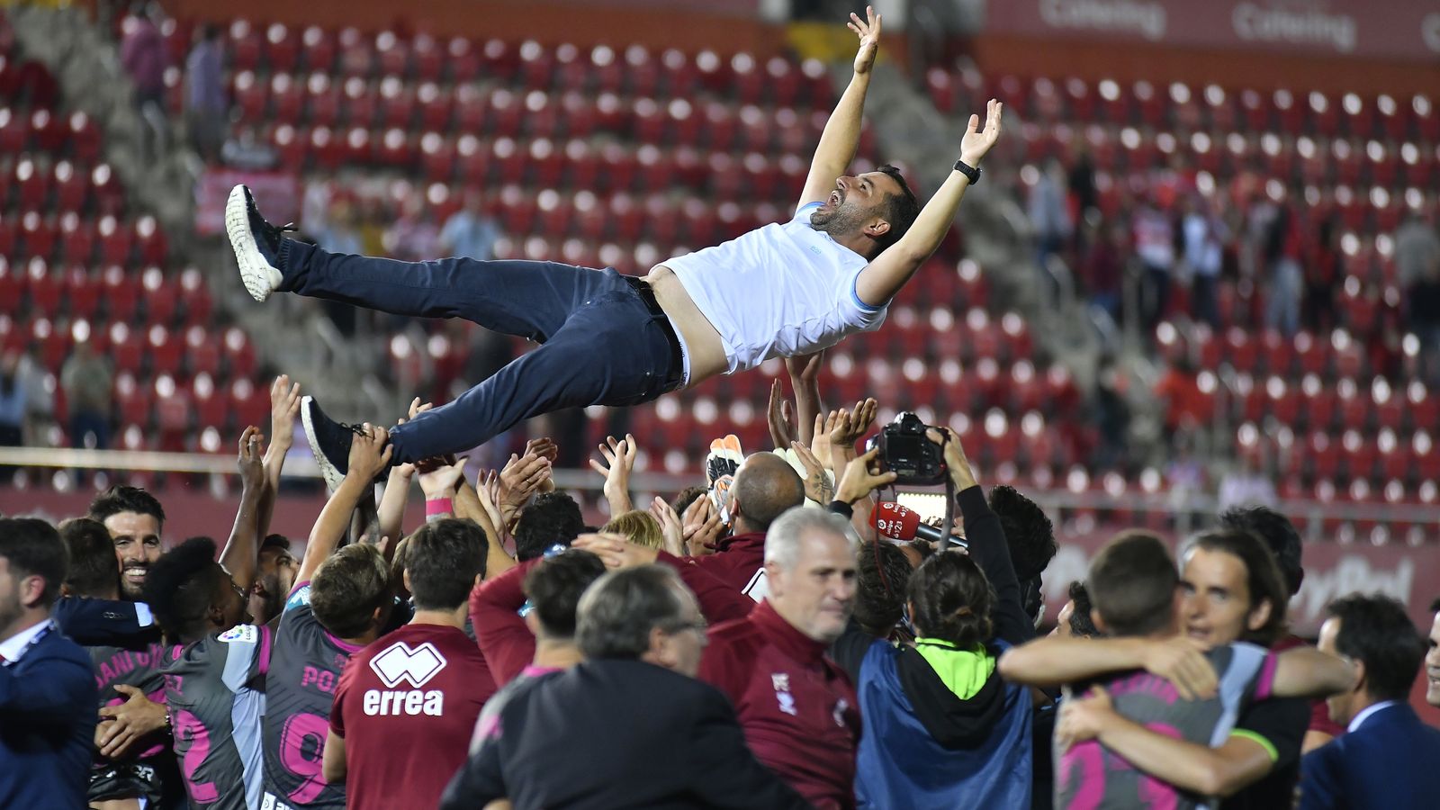 Diego Martínez, manteado por sus jugadores tras lograr el ascenso en Mallorca