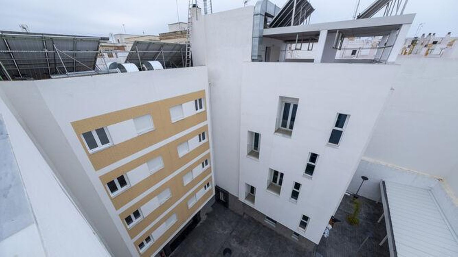 Patio interior del edificio de la calle Doctor Marañón, entregado hace muy poco tiempo