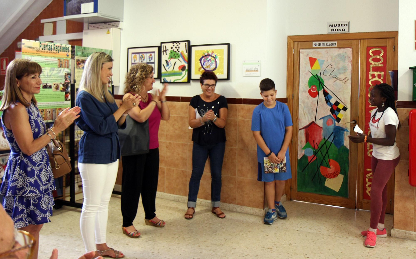 La delegada de Educación y personal docente asisten a la ponencia de un alumno sobre el Museo Colección de Arte Ruso ayer en el centro.