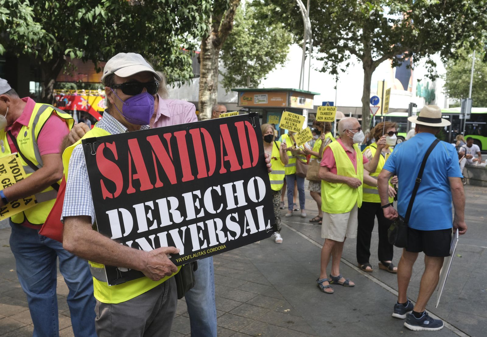 Las fotografías de los yayoflautas en Córdoba: pancartas, chalecos amarillos y nada de flautas