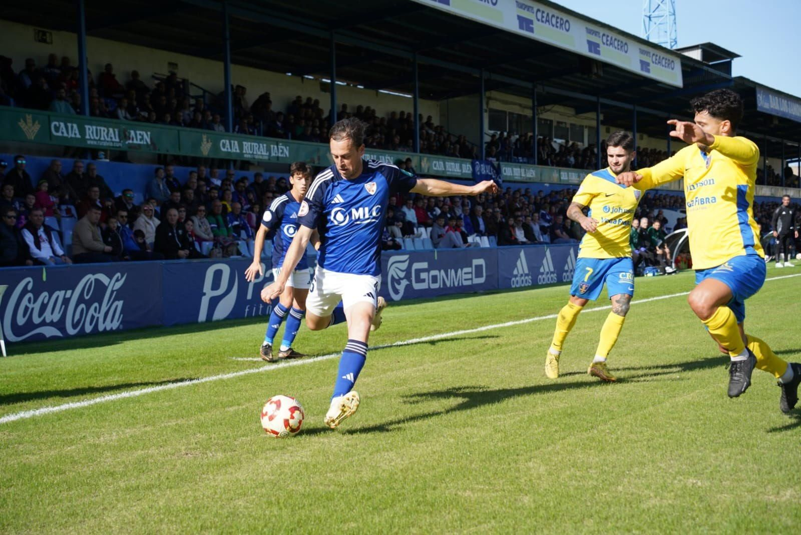 Javi Lara, en una acción en el partido ante el Orihuela CF.