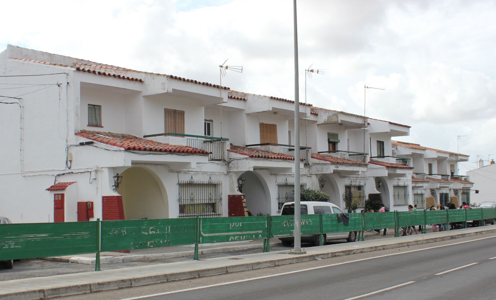 Conjunto de viviendas situadas en las inmediaciones de la A-493.