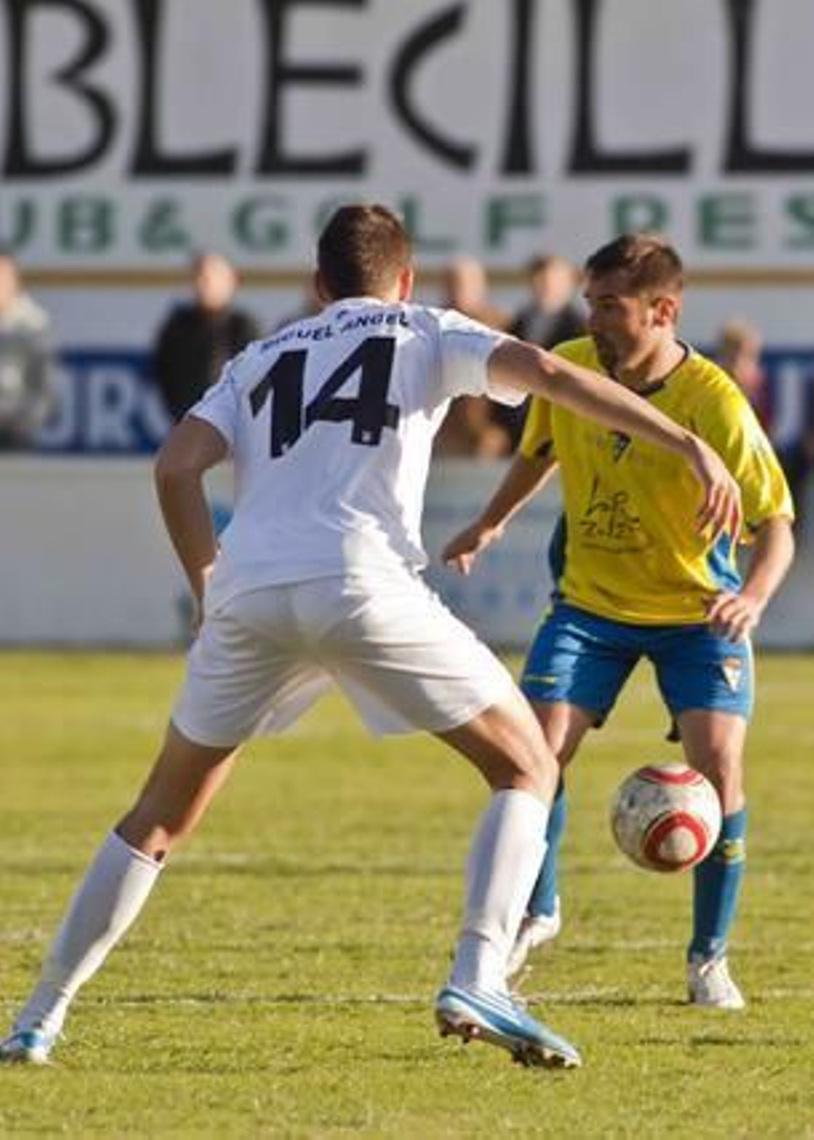 Un tanto de Pachón en el ´39 dio la victoria a los amarillos, que supieron mantener el marcador pese a las expulsiones de Aarón Bueno y Velasco 

Foto: Pascu Mendez/LOF
