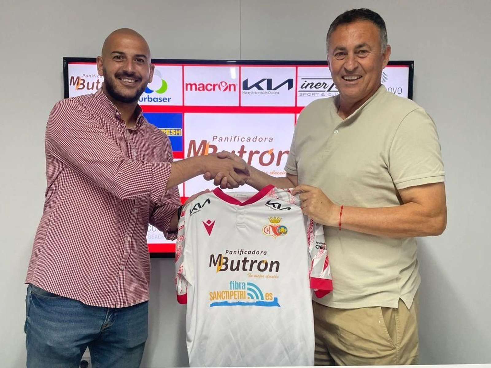 Alfonso Cortijo (d), técnico del Chiclana CF, estrecha la mano a Diego Ramírez, director deportivo del club.