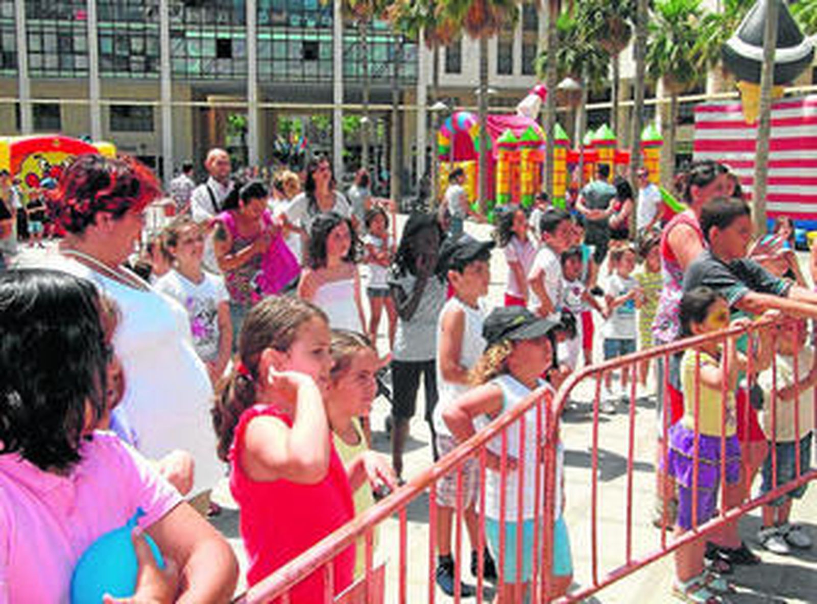 Los pequeños disfrutaron de las actuaciones y de los juegos durante todo el día.