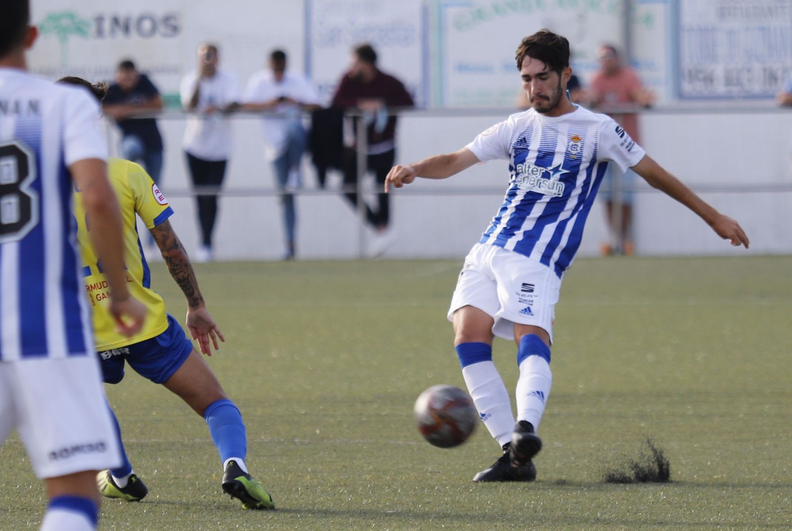 Imágenes del encuentro entre el Conil y el Recreativo de Huelva