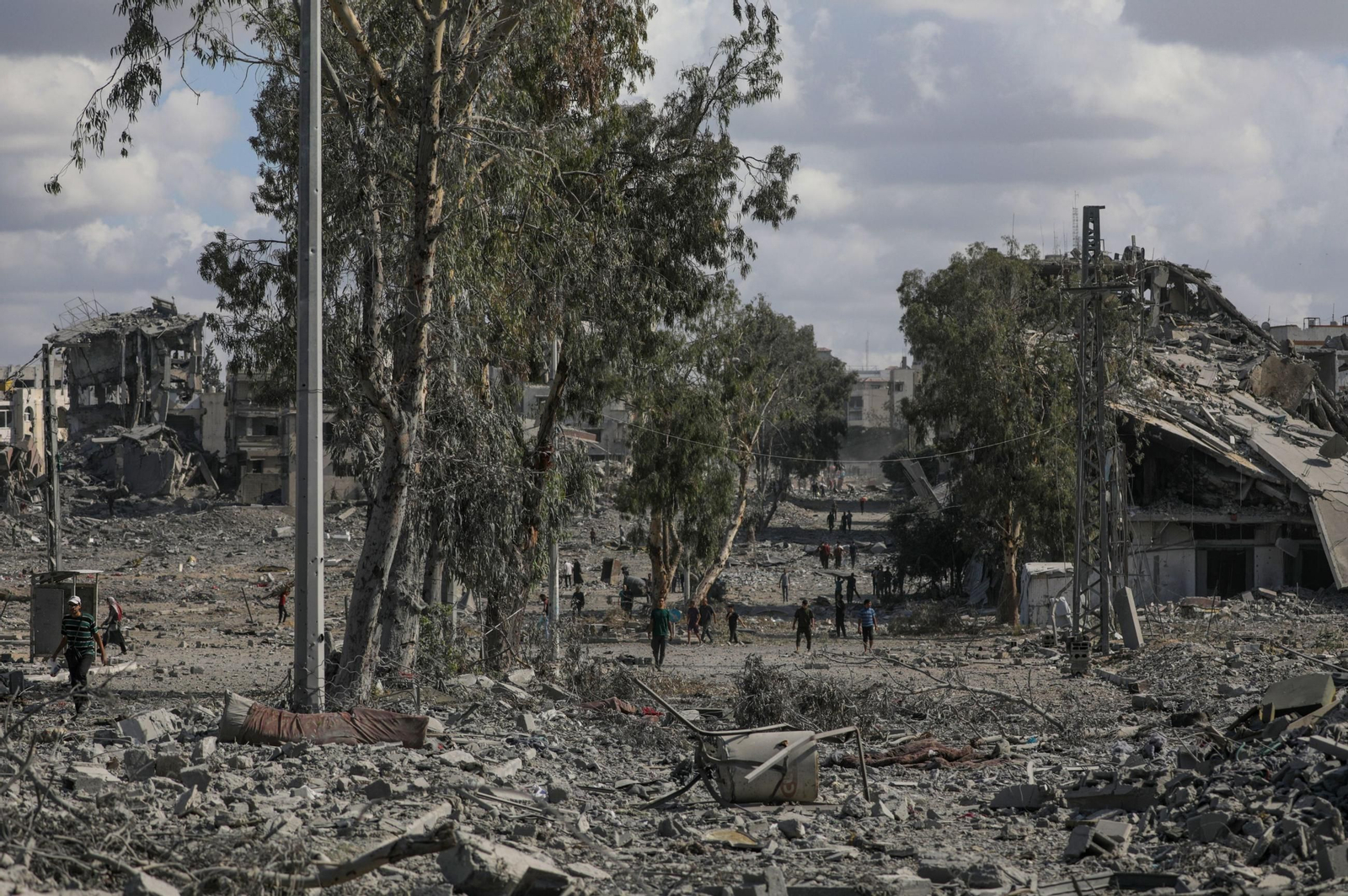 Las imágenes de Gaza tras el alto el fuego: los gazatíes andan entre las ruina de sus ciudades