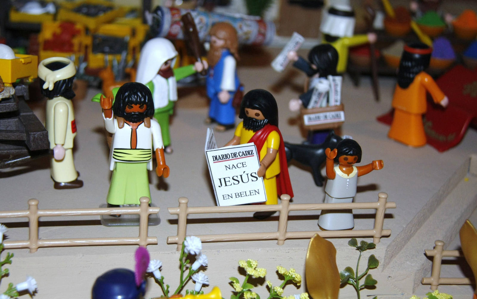 Unos hebreos del belén de Playmobil leyendo 'Diario de Cádiz'