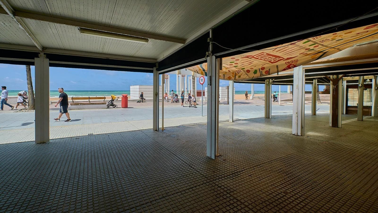 Un bar cerrado en el Paseo Marítimo de Cádiz.