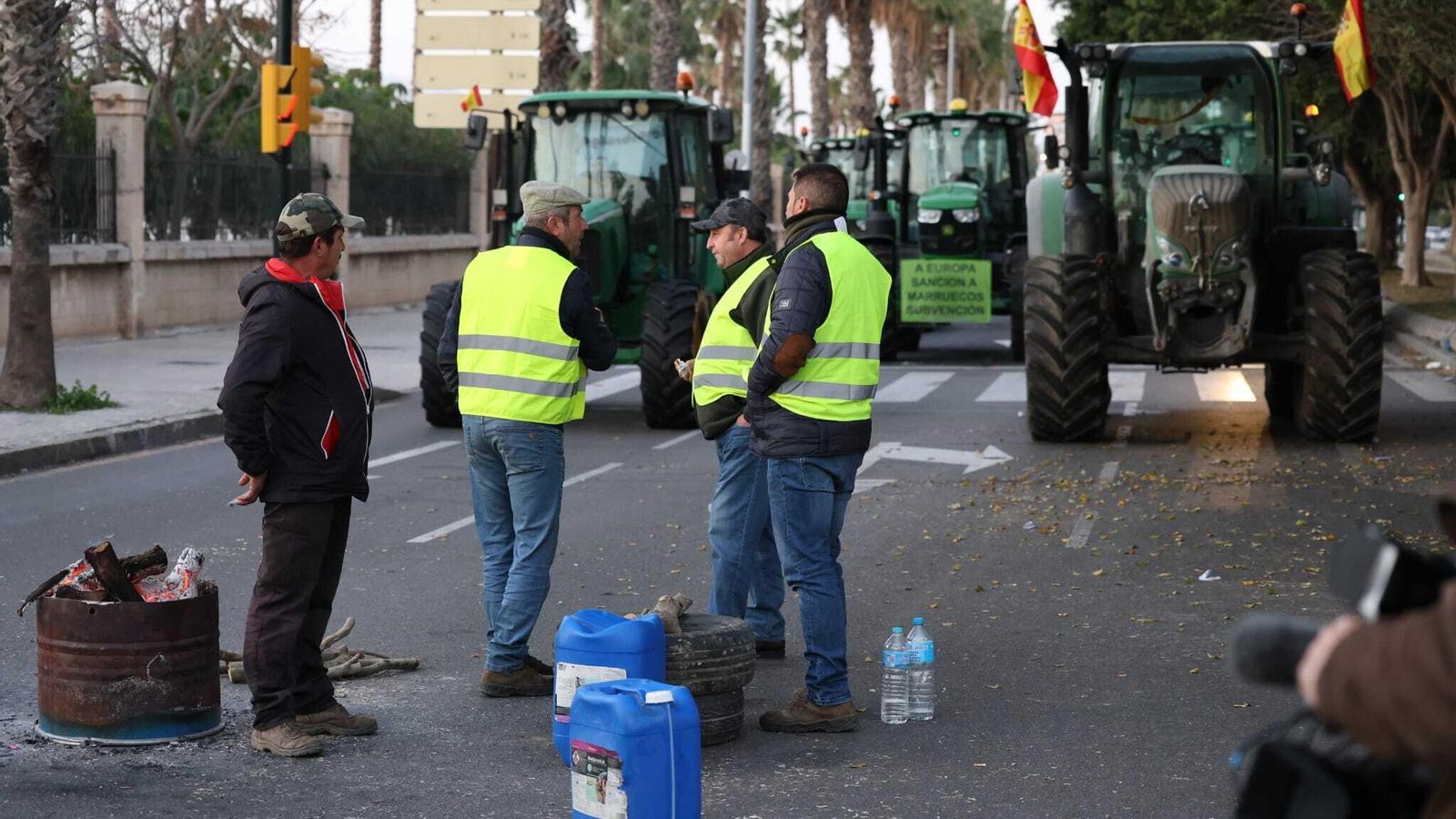 Agricultores, momentos antes de dejar el bloqueo del puerto. Agricultores, momentos antes de dejar el bloqueo del puerto.