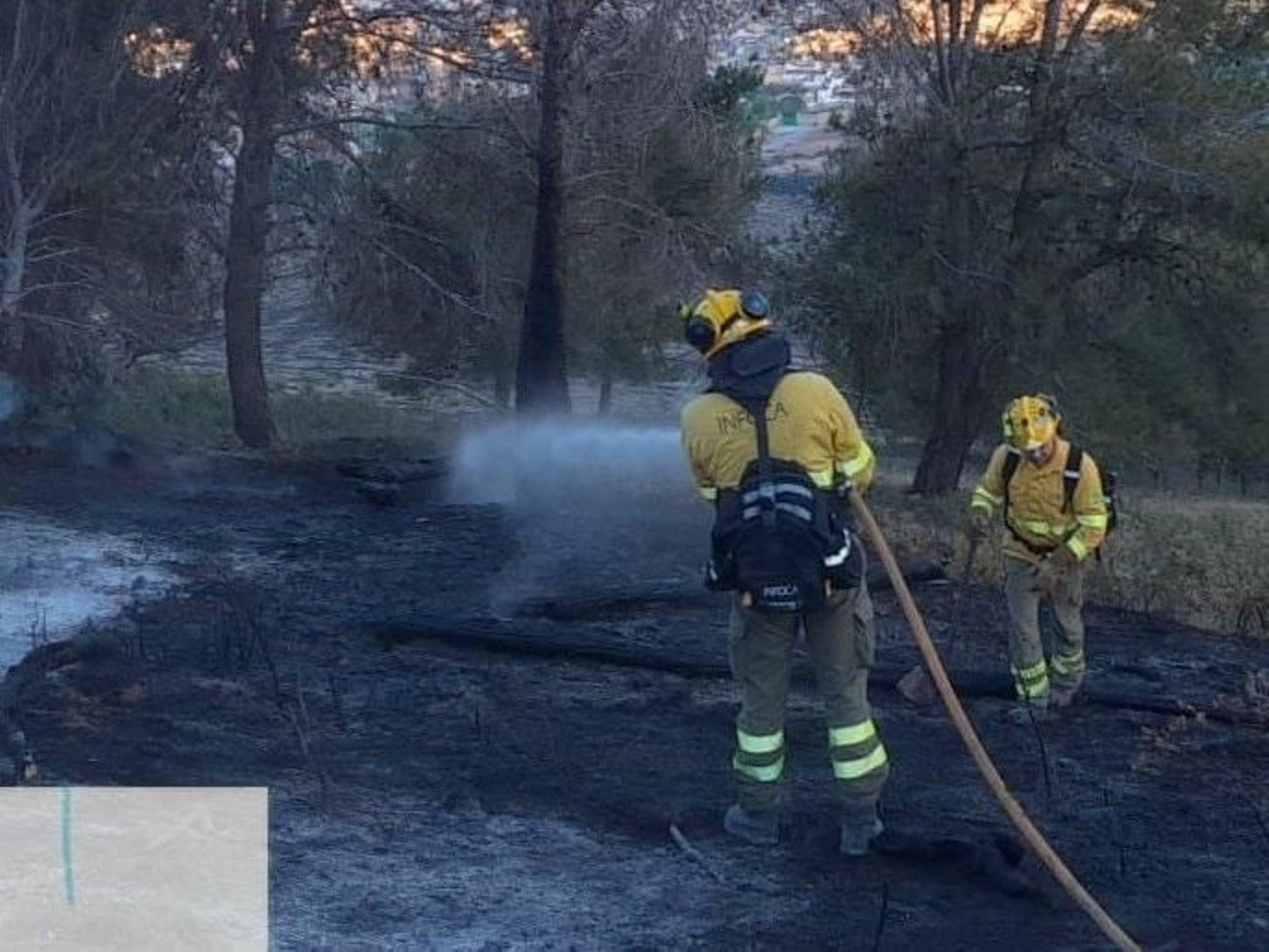 Los efectivos de Infoca apagan el fuego. Imagen de archivo.