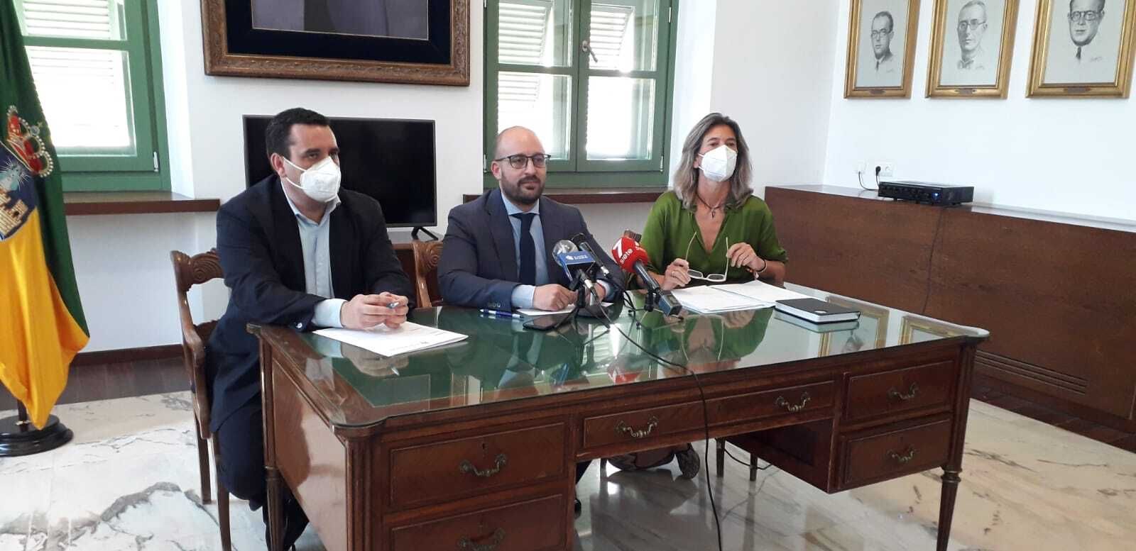 El alcalde portuense, en rueda de prensa con el primer teniente de alcalde y la edil de Urbanismo