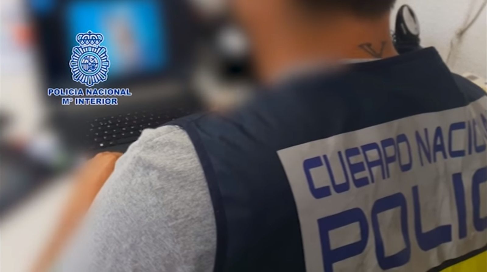 Un agente de la Policía  Nacional  revisa el ordenador.