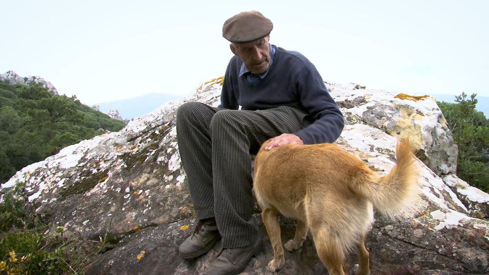 Ignacio Morales con su perro. Fotograma del documental "El Oasis"