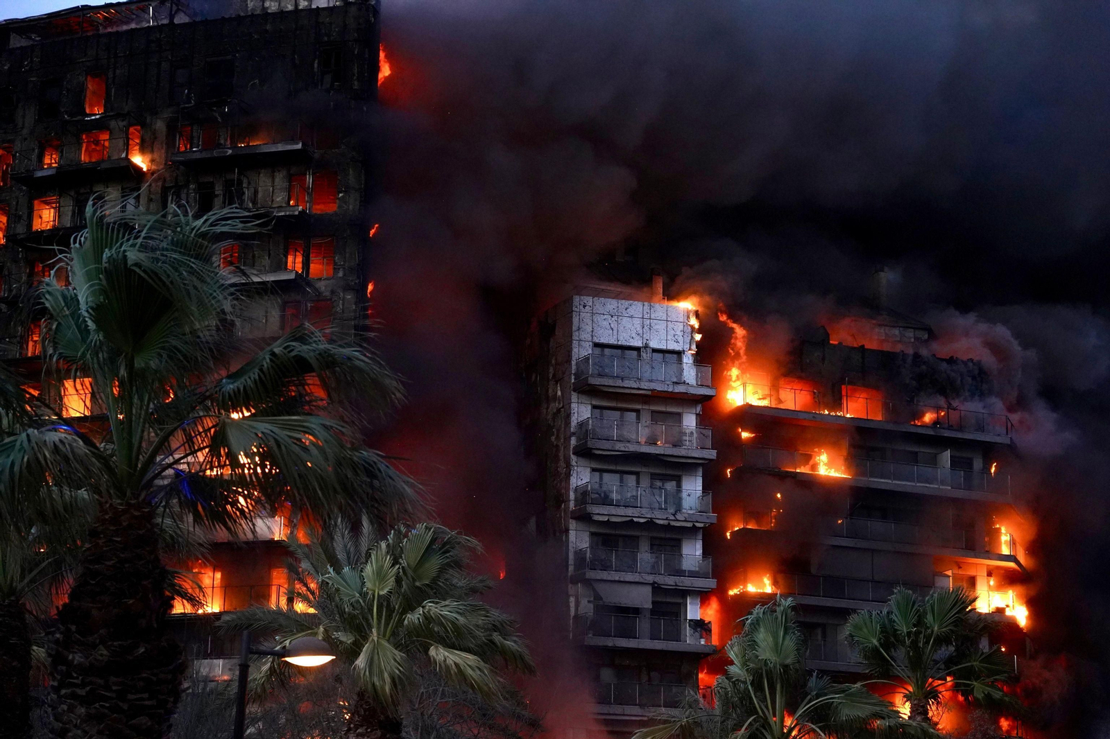 El incendio del edificio en Valencia, en imágenes El incendio del edificio en Valencia, en imágenes