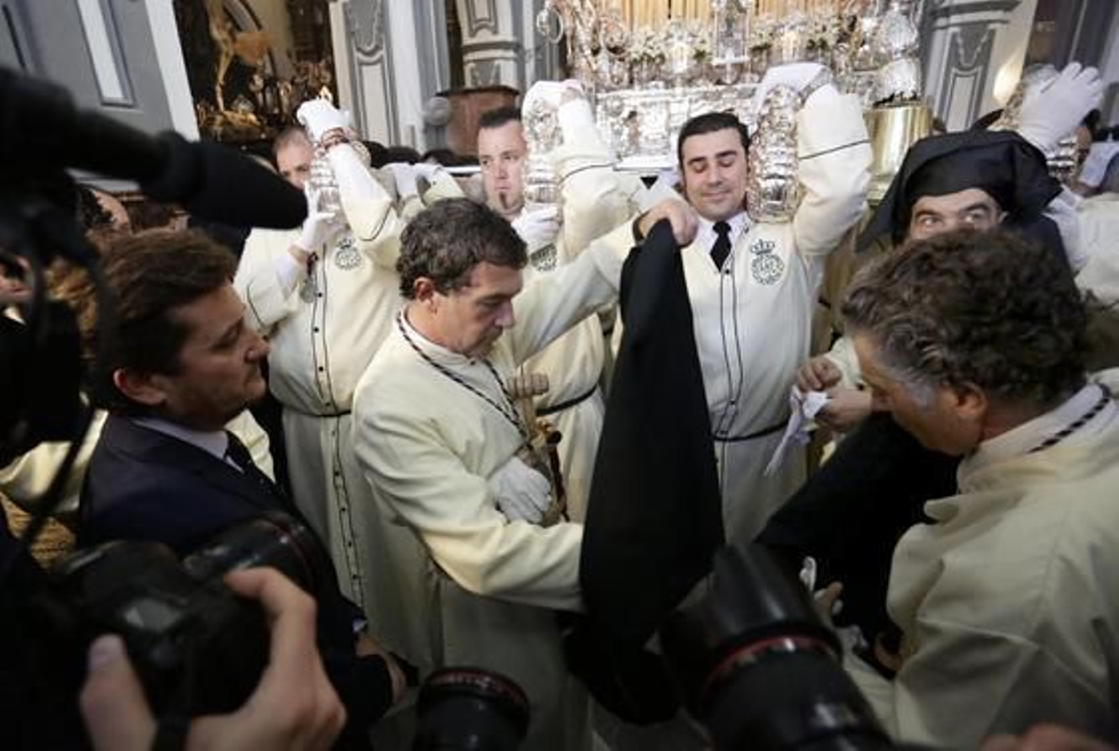 Banderas, antes de participar en el desfile procesional de María Santísima de Lágrimas y Favores, de las Cofradías Fusionadas.

Foto: Marilu Báez / L. M. Gómez Pozo