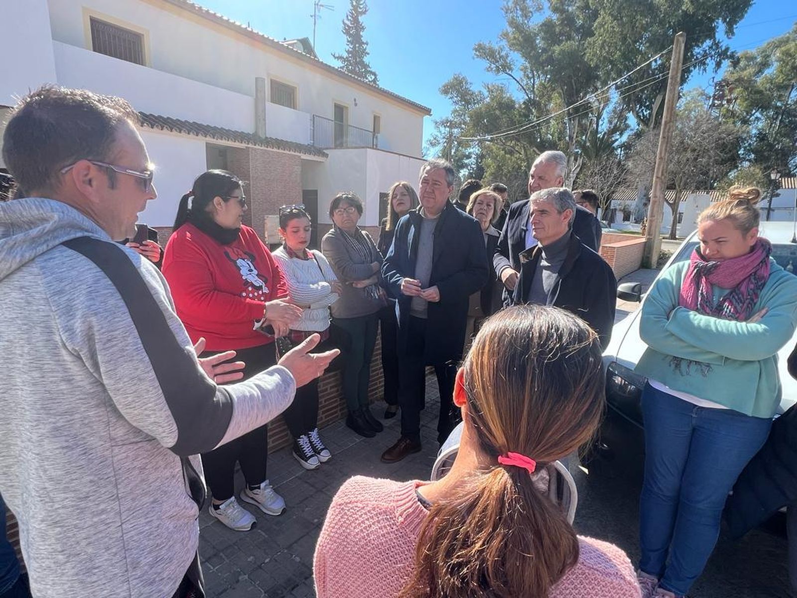 Juan Espada (PSOE), atiende a padres y madres durante su visita este miércoles a Arcos.