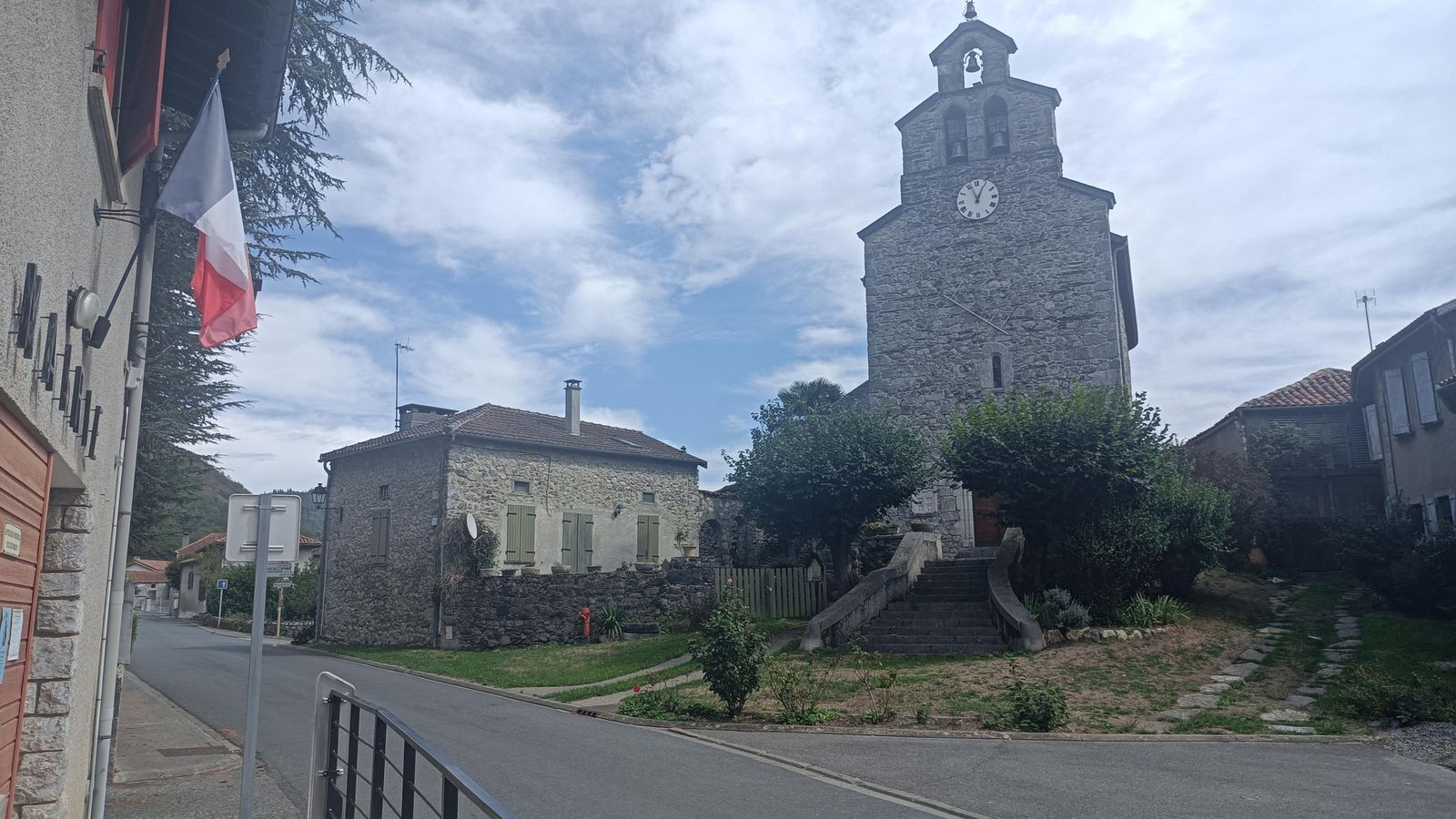 En Génos, está la otra iglesia de Saint Roch. Esta tiene mucho más valor histórico que la anterior.
