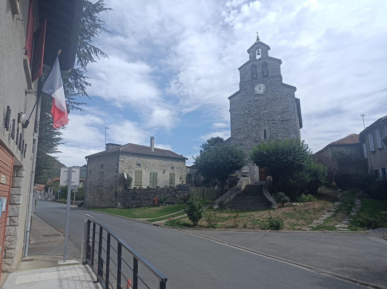 En Génos, está la otra iglesia de Saint Roch. Esta tiene mucho más valor histórico que la anterior.