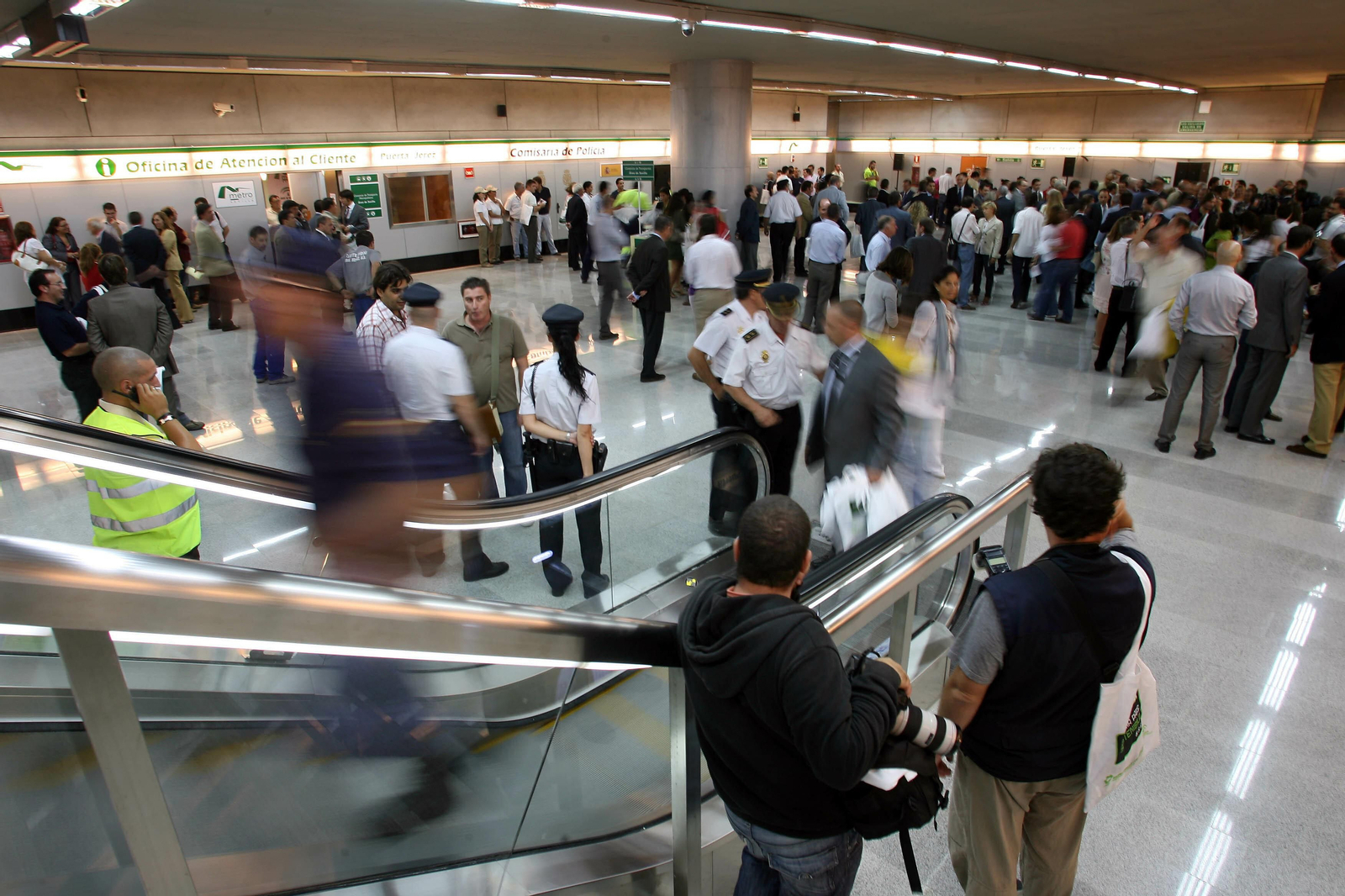 Una de las estaciones de Metro de Sevilla abarrotada de usuarios.
