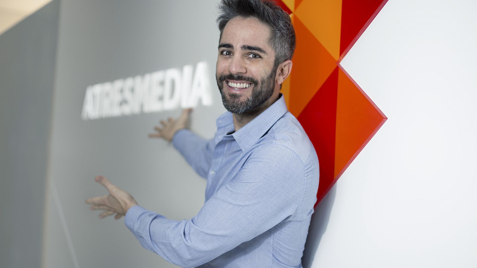Roberto Leal en las instalaciones de Atremedia, donde regresa