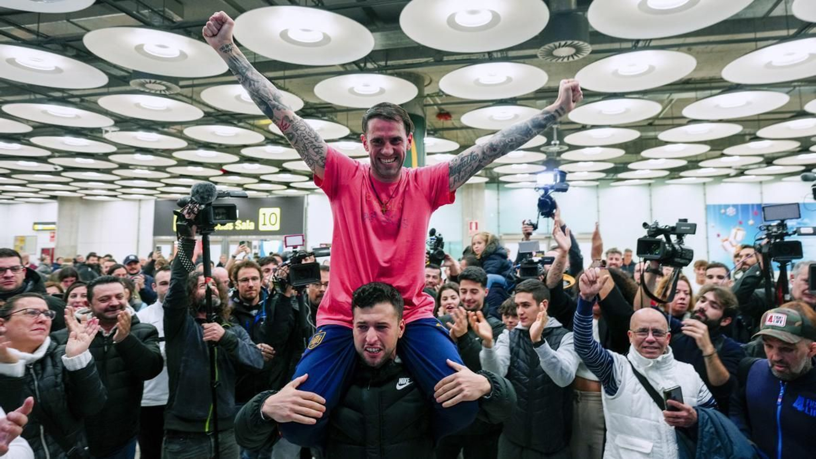 El español Santiago Sánchez Cogedor (c) a su llegada al aeropuerto de Barajas en Madrid