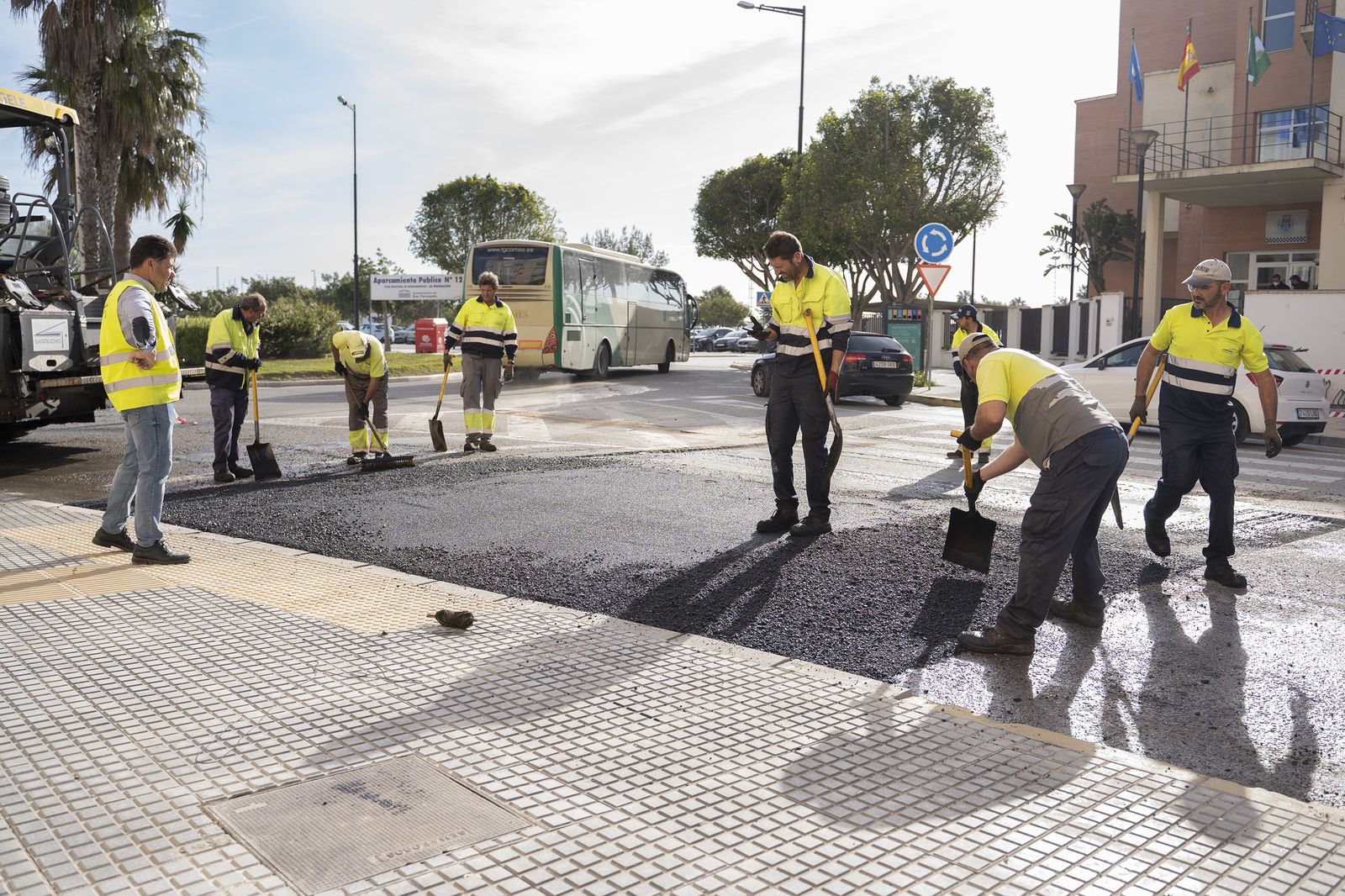 Trabajos en el paso de peatones existente en el entorno de la Jefatura de Policía Local.