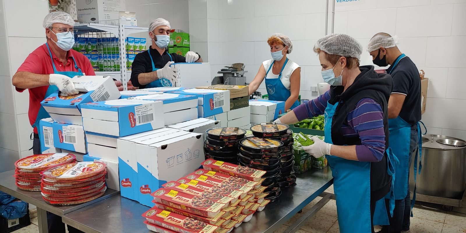 Voluntarios en el reparto de alimentos en la asociación 'Yo soy tú'.